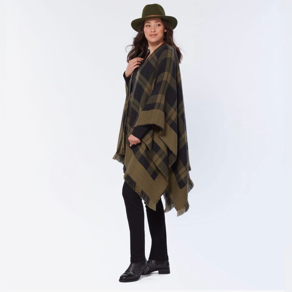 Women’s green plaid flannel Poncho cape - Picture 3 of 5